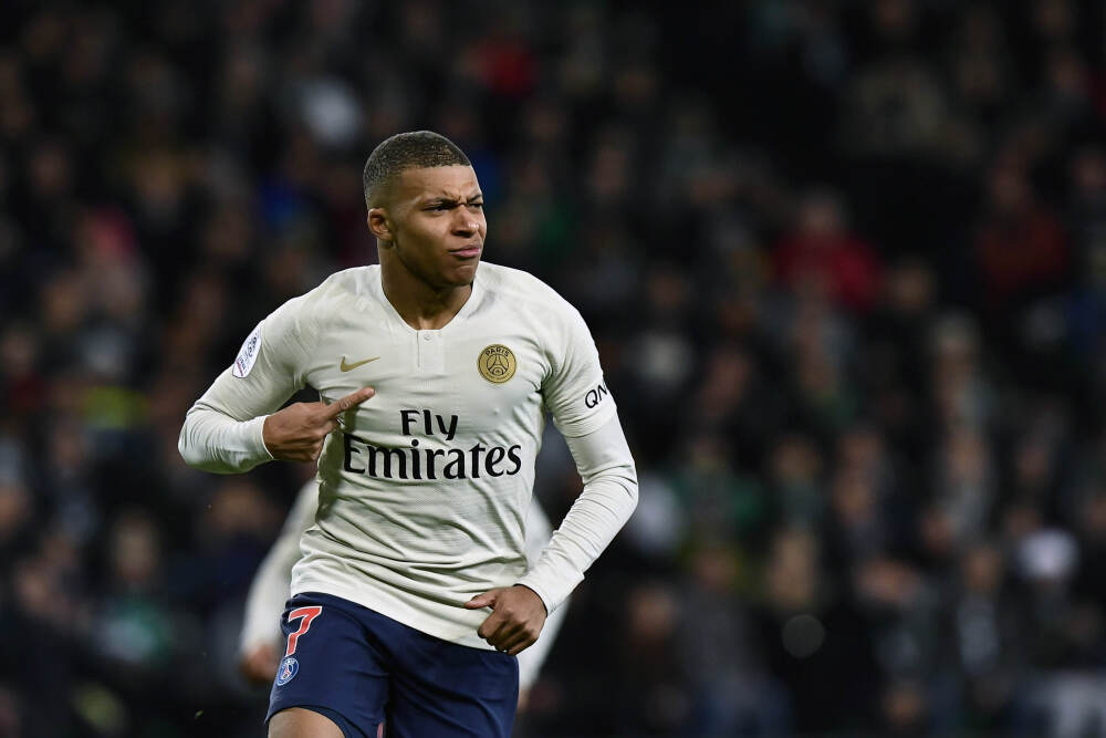 香港特首李家超探访受大埔火灾影响居民